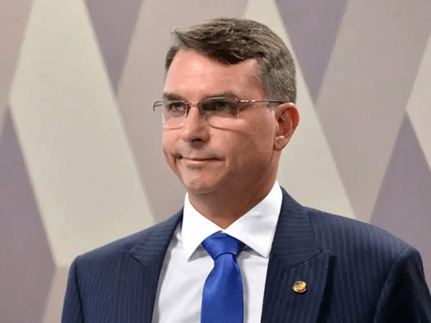 Flávio Bolsonaro ataca Lula para desviar foco do escândalo do Banco Master