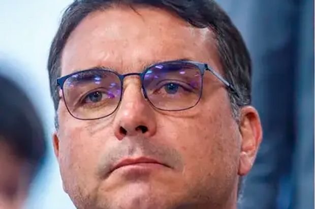 Flávio é escrachado por Gleisi após se posicionar contra PL da Misoginia