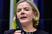 Gleisi desmente editorial da Folha e defende ações do governo Lula no combate à corrupção