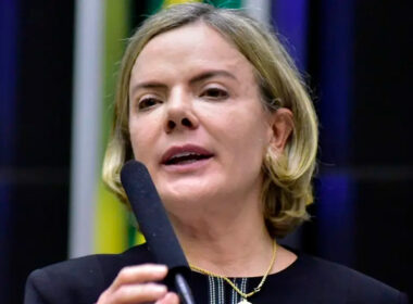 Gleisi desmente editorial da Folha e defende ações do governo Lula no combate à corrupção