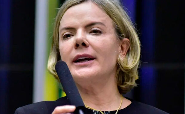 Gleisi desmente editorial da Folha e defende ações do governo Lula no combate à corrupção