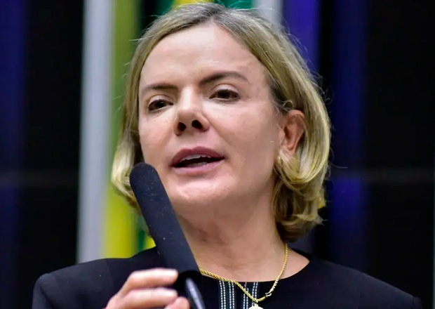 Gleisi desmente editorial da Folha e defende ações do governo Lula no combate à corrupção