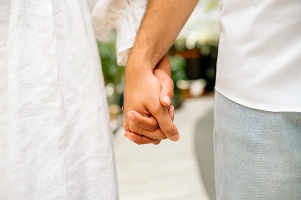 Homem abandona esposa para assumir relacionamento com mãe biológica