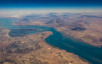 Irã fecha Estreito de Ormuz e navios que tentarem passar serão incendiados