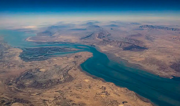 Irã fecha Estreito de Ormuz e navios que tentarem passar serão incendiados