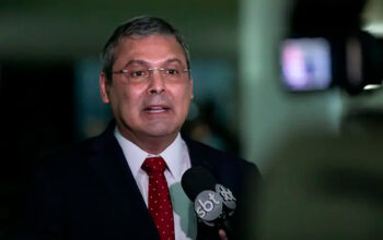 Lindbergh critica corte da Selic e diz que Copom mantém juros exorbitantes