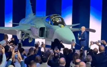 Lula apresenta primeiro caça supersônico produzido no Brasil