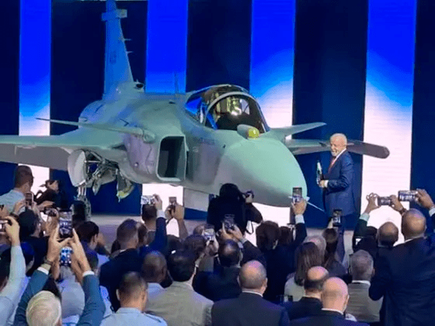 Lula apresenta primeiro caça supersônico produzido no Brasil