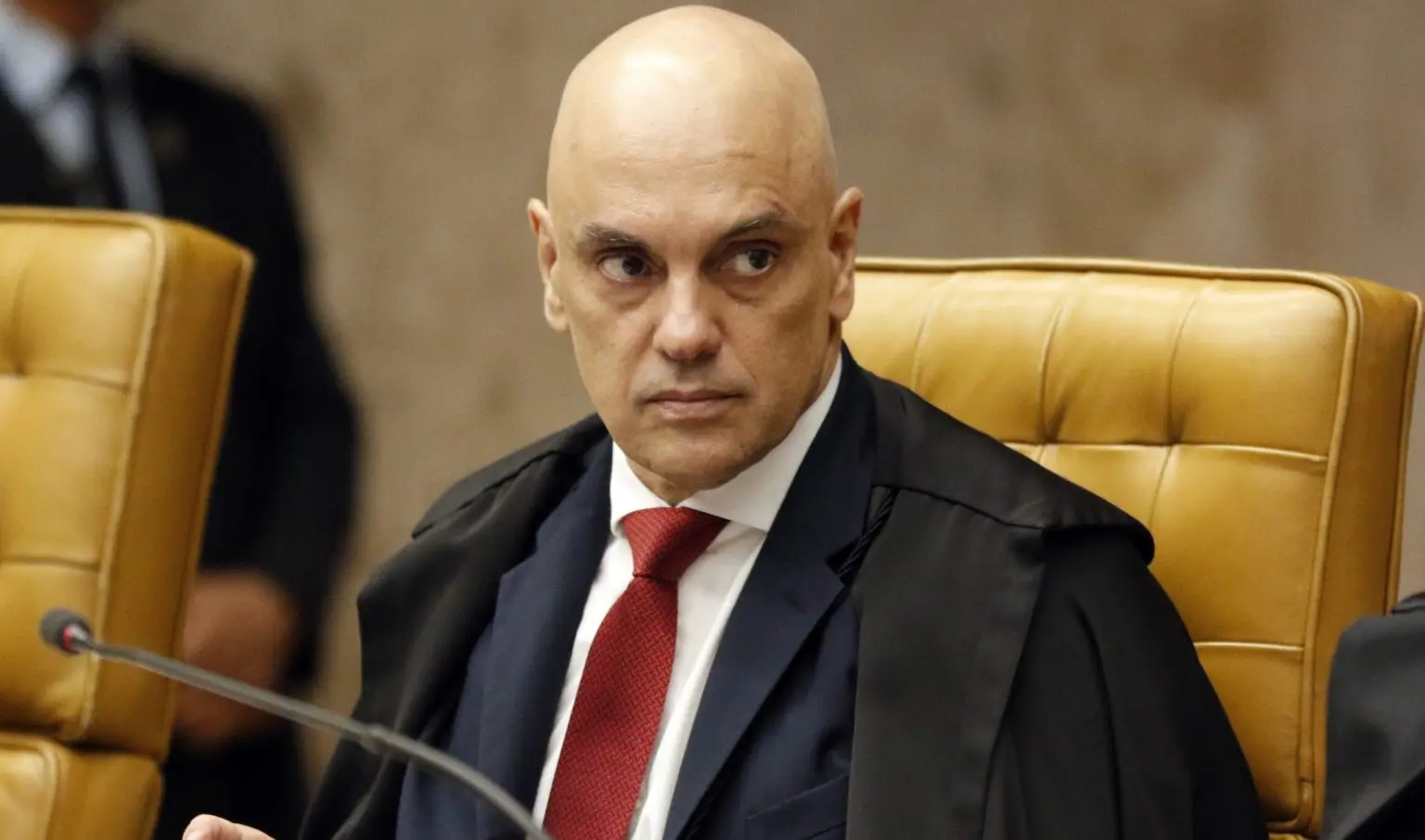 Moraes pede manifestação da PGR sobre pedido de prisão domiciliar de Bolsonaro