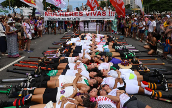 Mulheres se reúnem em Copacabana contra a violência e o feminicídio