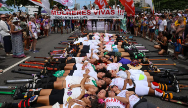 Mulheres se reúnem em Copacabana contra a violência e o feminicídio