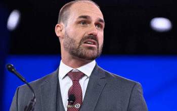 PF manda Eduardo Bolsonaro explicar abandono de cargo em até 15 dias