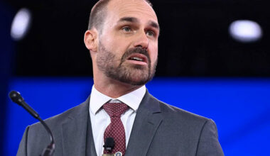 PF manda Eduardo Bolsonaro explicar abandono de cargo em até 15 dias