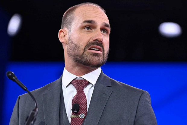 PF manda Eduardo Bolsonaro explicar abandono de cargo em até 15 dias