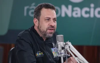 “Posto de combustível que fizer sacanagem vai ser multado pesadamente”, alerta Boulos