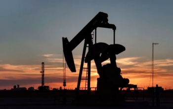 Preço do petróleo dispara após guerra no Irã e fechamento do Estreito de Ormuz