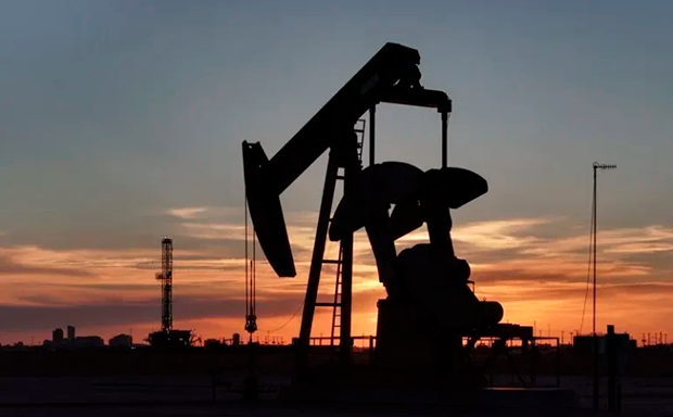 Preço do petróleo dispara após guerra no Irã e fechamento do Estreito de Ormuz