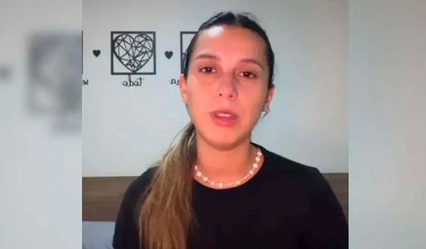 Argentina que imitou macaco paga R$ 97 mil e deixa o Brasil