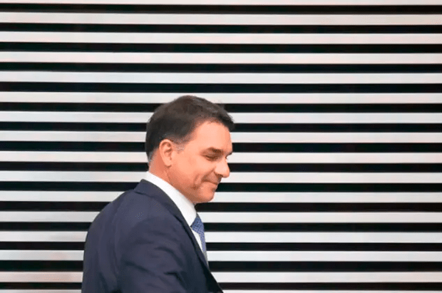 Flávio Bolsonaro se cala sobre o caso Master há cinco meses