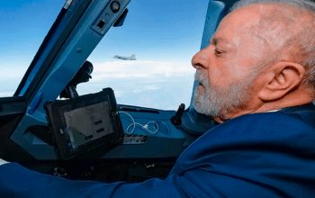Lula é escoltado por F-39 Gripen produzido no Brasil e destaca "passo importante para a soberania nacional"