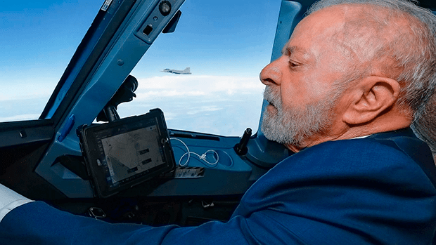 Lula é escoltado por F-39 Gripen produzido no Brasil e destaca "passo importante para a soberania nacional"