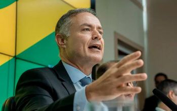 Renan enquadra Tarcísio: 'usava o boné MAGA e agora não baixa o ICMS'