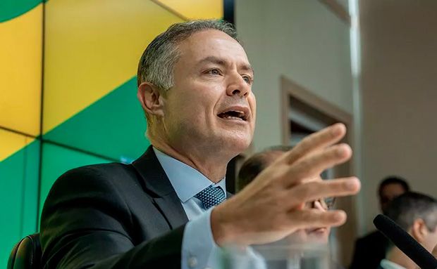 Renan enquadra Tarcísio: 'usava o boné MAGA e agora não baixa o ICMS'