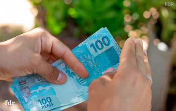 Salário médio no Brasil bate recorde e chega a R$ 3.652, diz IBGE