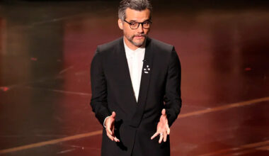 Wagner Moura é ovacionado ao subir ao palco do Oscar 2026