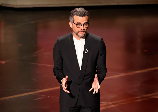 Wagner Moura é ovacionado ao subir ao palco do Oscar 2026