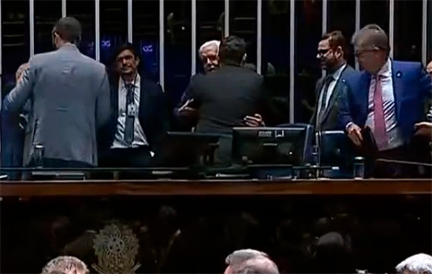 Alcolumbre comemorou rejeição de Messias ao STF com tapa na bancada e abraço em petista