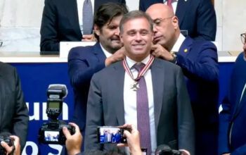 André Mendonça faz campanha para Messias durante homenagem bolsonarista