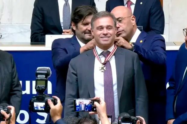 André Mendonça faz campanha para Messias durante homenagem bolsonarista