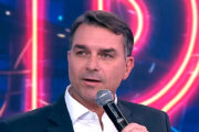 Após tiros no jantar com Trump, Flávio Bolsolnaro insinua que pode ser alvo no Brasil