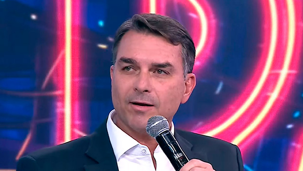 Após tiros no jantar com Trump, Flávio Bolsolnaro insinua que pode ser alvo no Brasil