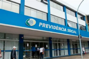 Aposentados e pensionistas do INSS começam a receber 13º nesta sexta