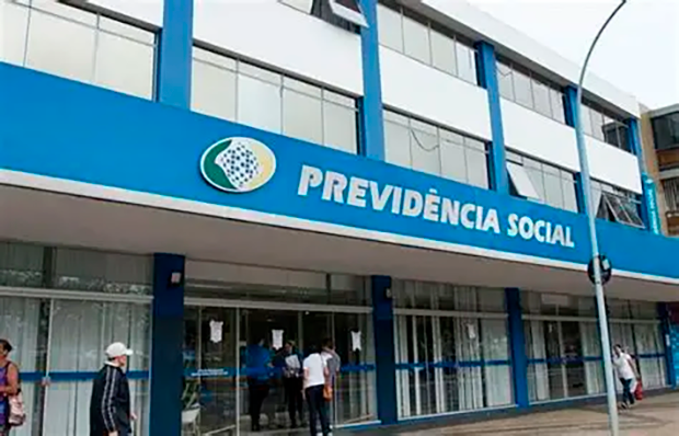 Aposentados e pensionistas do INSS começam a receber 13º nesta sexta
