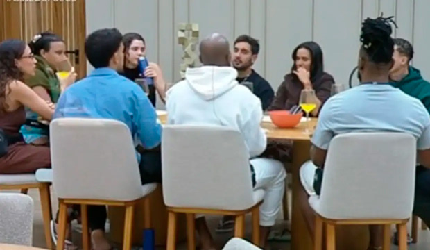 Boninho desfaz roda de oração evangélica em programa da Record