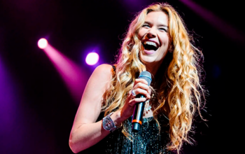 Cantora britânica negacionista receberá R$ 2,7 milhões da prefeitura de Florianópolis por show