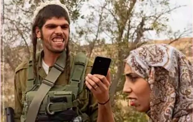 Capa de revista italiana com colono israelense humilhando jovem palestina causa crise diplomática
