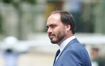 Carlos Bolsonaro ataca Zema e acusa Flávio de “morder a isca” e não ouvi-lo