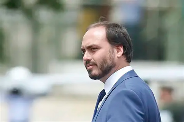 Carlos Bolsonaro ataca Zema e acusa Flávio de “morder a isca” e não ouvi-lo