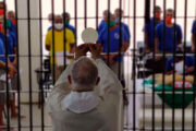 CNBB leva ao Papa denúncia de privilégio a evangélicos nas prisões do Brasil