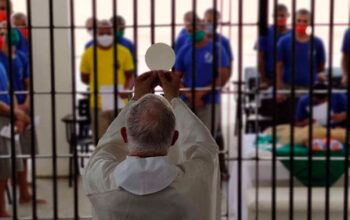 CNBB leva ao Papa denúncia de privilégio a evangélicos nas prisões do Brasil