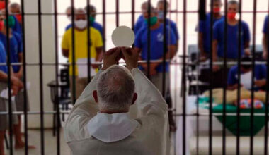 CNBB leva ao Papa denúncia de privilégio a evangélicos nas prisões do Brasil