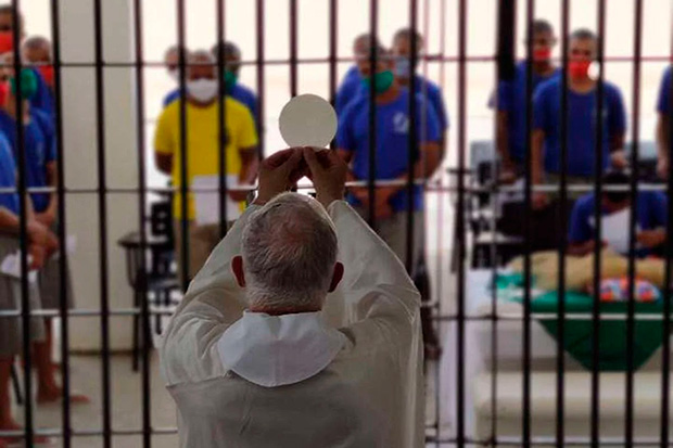 CNBB leva ao Papa denúncia de privilégio a evangélicos nas prisões do Brasil