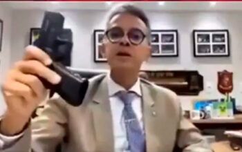 Deputado bolsonarista mostra arma e ameaça Lula: “Venha aqui, cachaceiro”