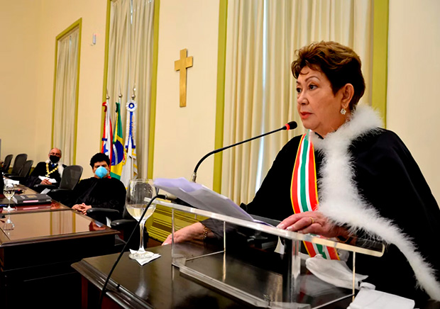 Desembargadora que falou em “escravidão” tem carro e motorista pagos pelo tribunal