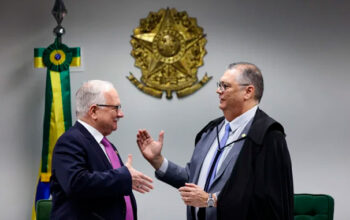 Dino sugere reforma no Judiciário e bate de frente com Fachin