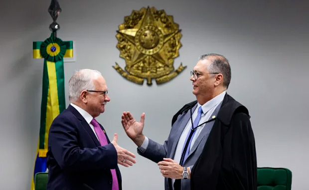Dino sugere reforma no Judiciário e bate de frente com Fachin